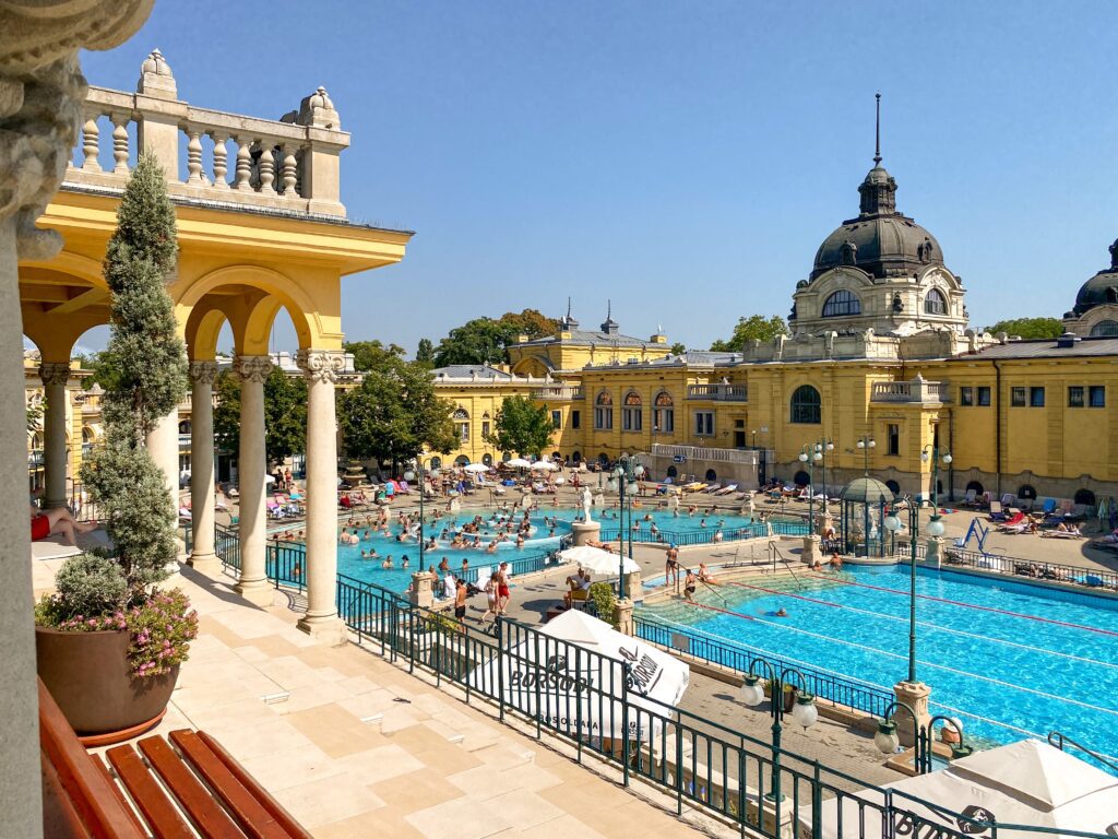 Junggesellenabschied in Budapest - Außenansicht des Széchenyi-Thermalbads: Ein Pool- und Gebäudeblick, der zum Entspannen einlädt