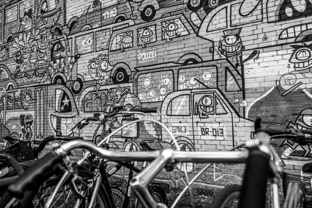 Beste preiswerte Aktivitäten in Köln - Graffiti an einer Wand und Fahrradlenker