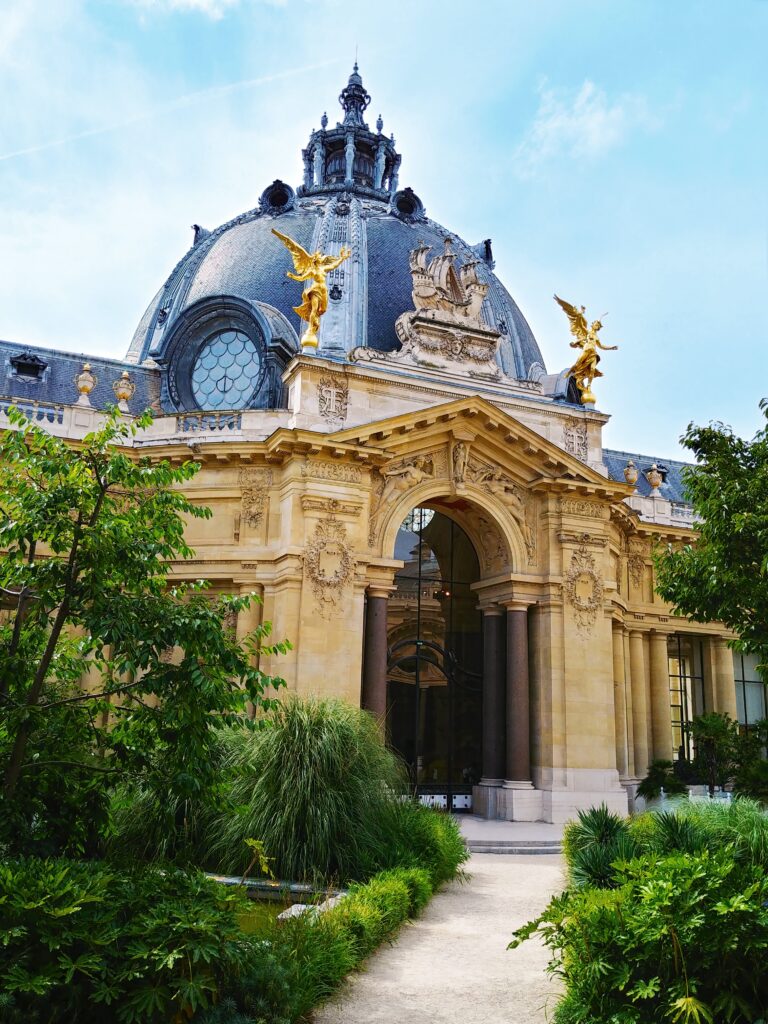 Paris mit kleinem Budget - das Gebäude des Le Petit Palais und etwas Vegetation