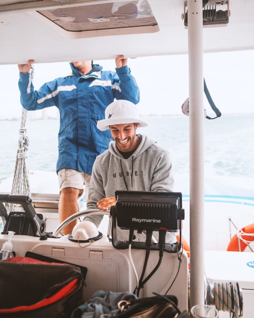 Junggesellenabschied in Amsterdam - Zwei Jungs feiern auf einem Boot