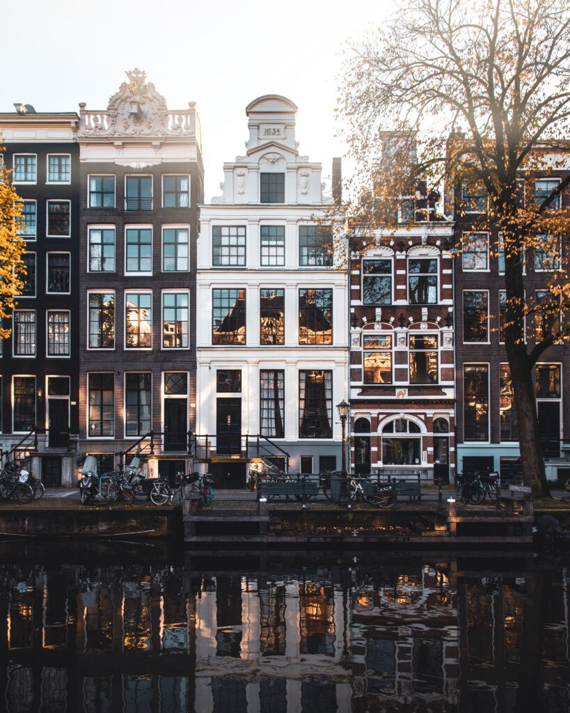 Junggesellenabschied in Amsterdam - Amsterdamer Gebäude am Kanal