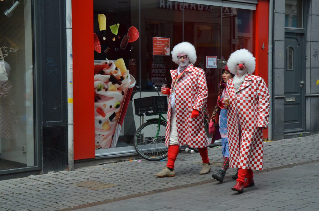 Niederländischer Karneval 2024 - Zwei Menschen, die zu Karneval paarweise gekleidet sind