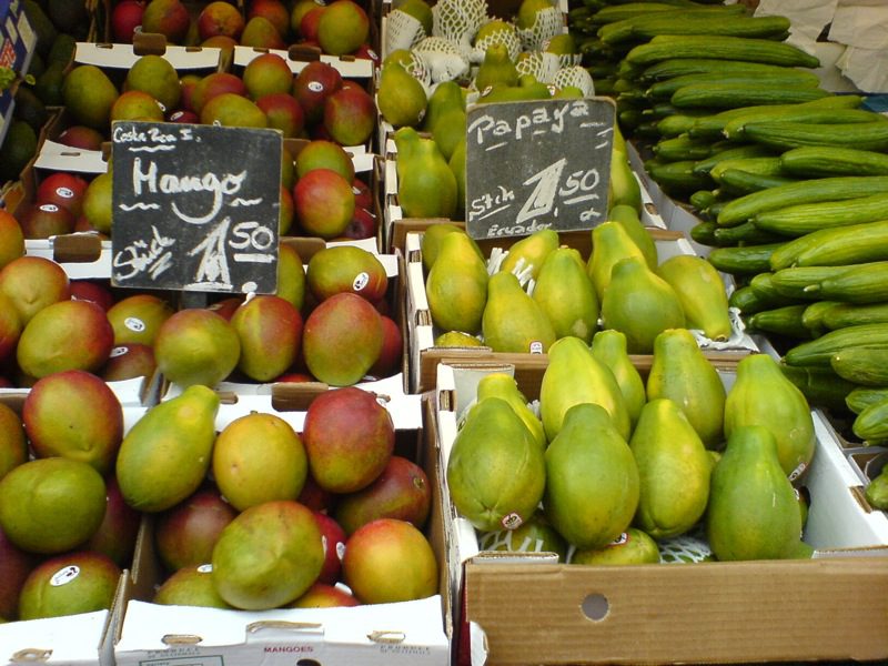 Eco-Friendly Things to Do in Berlin: mango and papayas sold at the Kollwitzplatz Ökomarkt