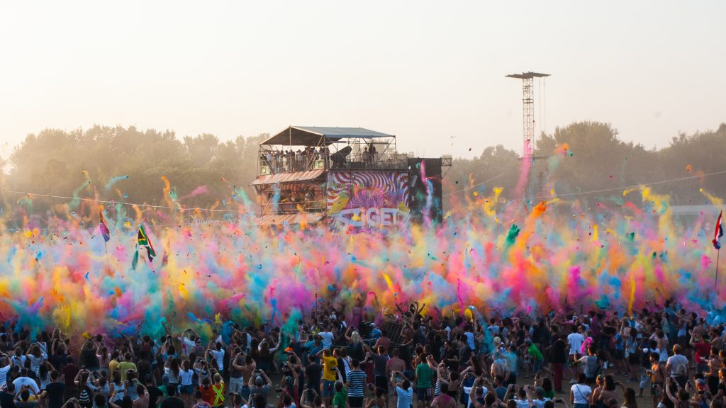 Sziget Festival Budapest: Bunte Rauchwolken über dem Publikum des Sziget Festivals