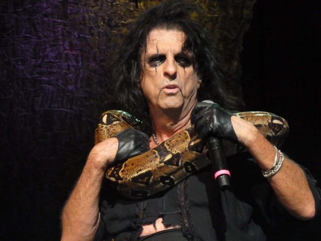 Konzerte im 2024 in Paris: Alice Cooper mit einer Schlange um den Hals