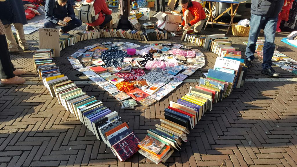 Amsterdam Shopping: Bücher in Herzform auf dem Waterlooplein-Flohmarkt platziert