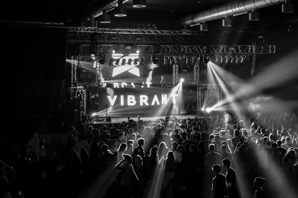 Berlin concerts 2024: Huxley Neue Welt venue, lack and white photo of the audience in front of the stage