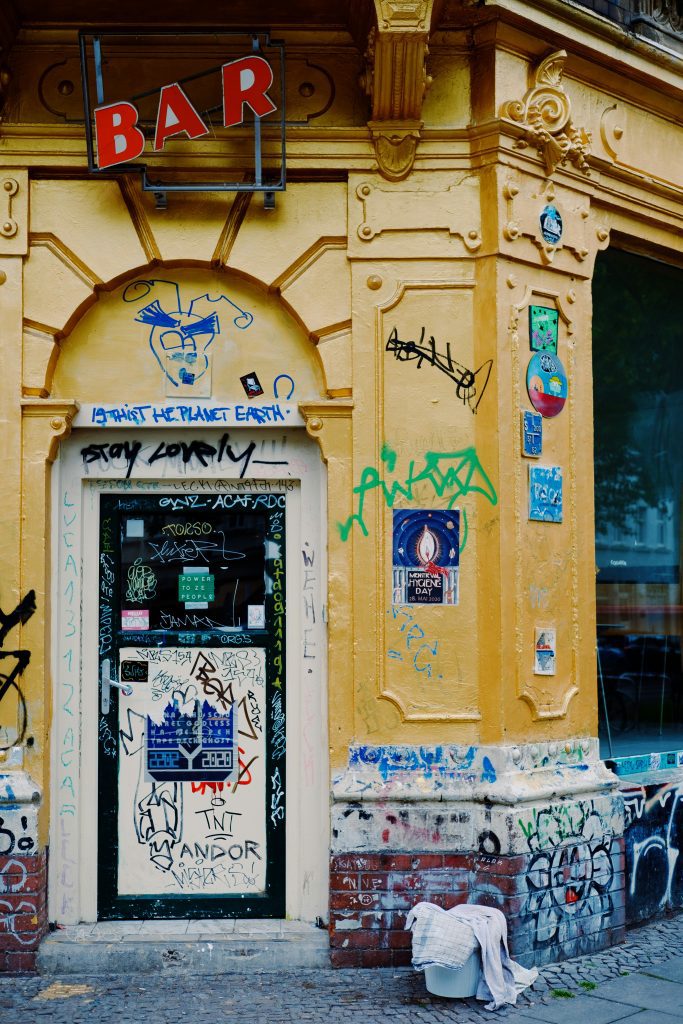 Leipzig hipster guide: eine mit Graffiti bedeckte Barfassade