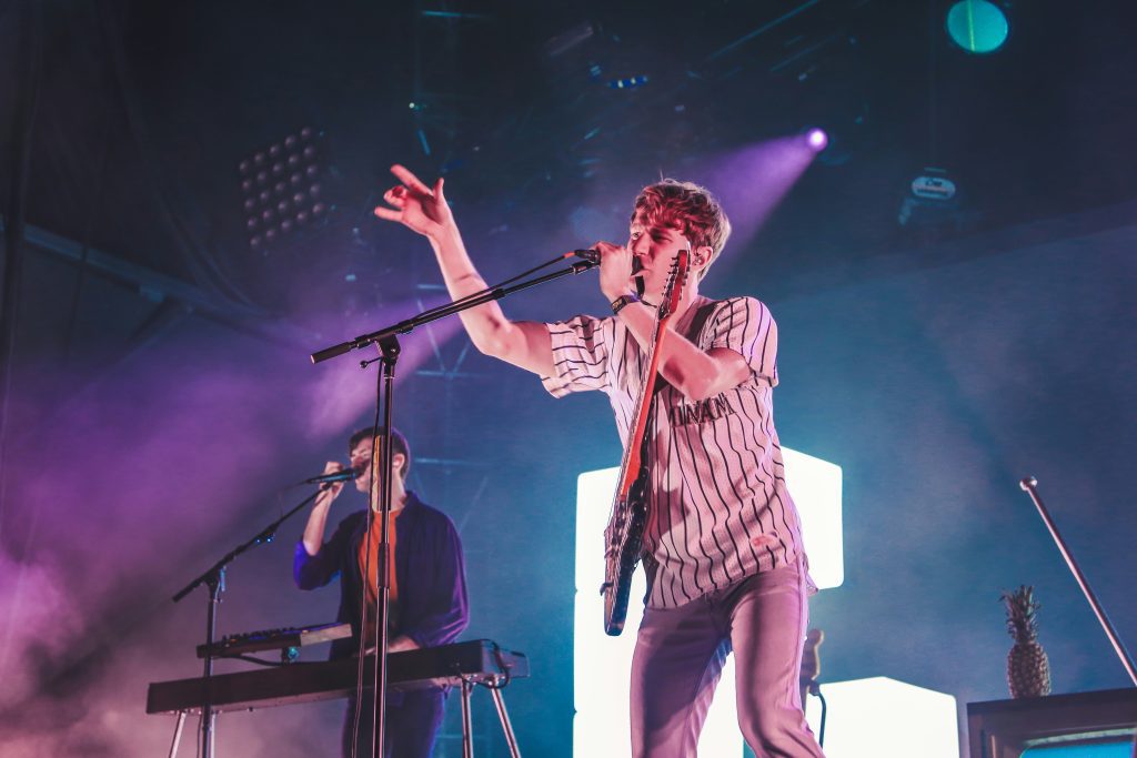 Konzerte im 2024 in Paris: Glass Animals Band tritt auf der Bühne auf