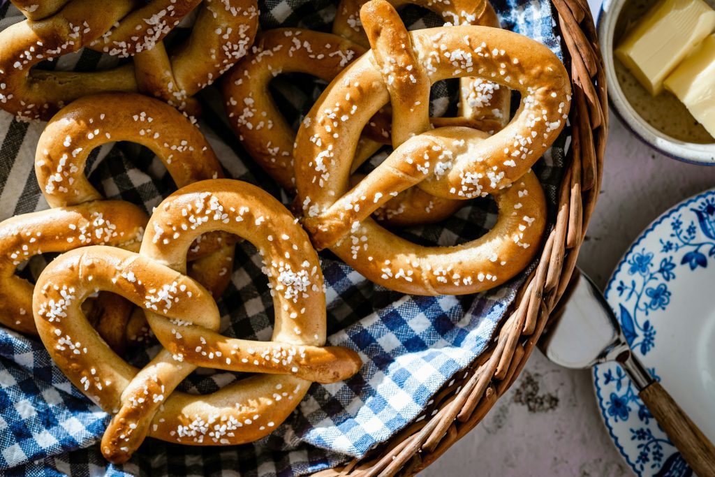 Münchner Oktoberfest: Brezeln in einem Korb