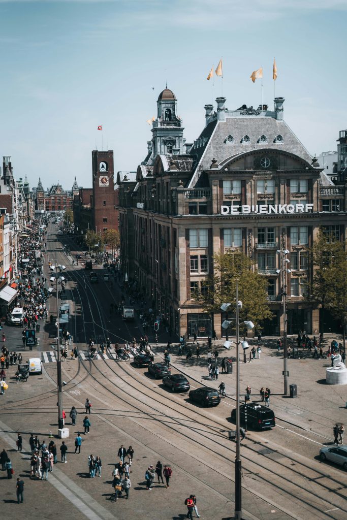 Amsterdam Shopping: Außenansicht des De Bijenkorf Einkaufszentrums