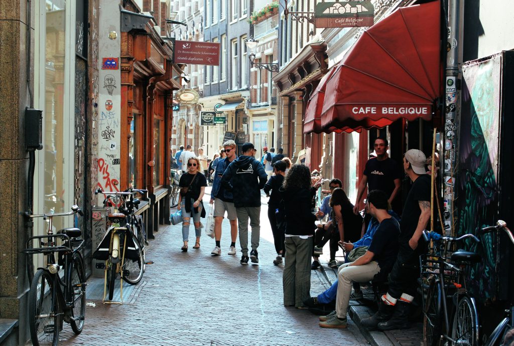 Amsterdam Shopping: junge Menschen auf der Straße in Amsterdam