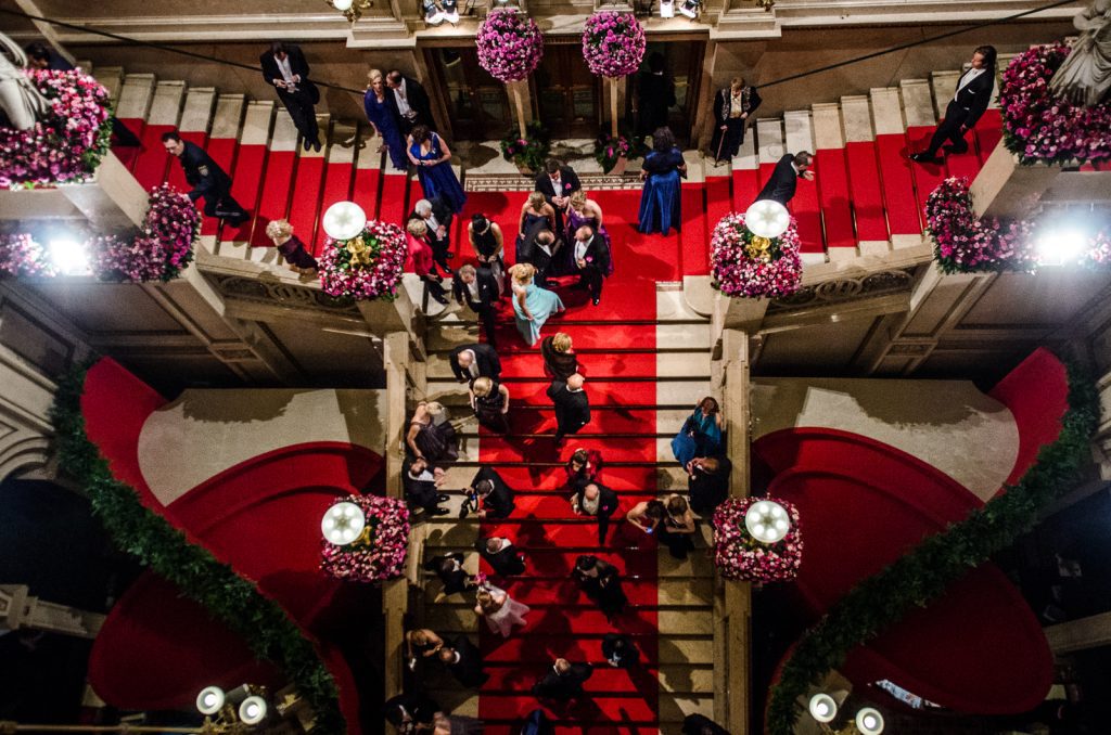 Vienna state opera: attendants of the Opera ball from the above 