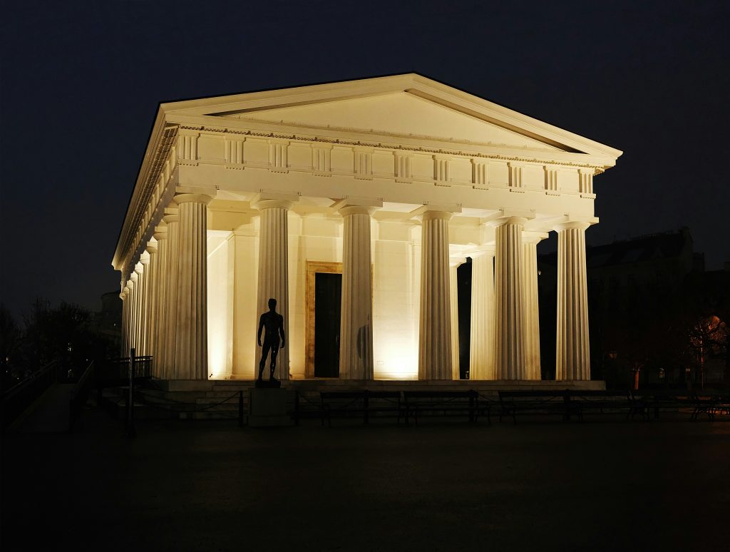 Vienna state opera: the Theseustempel from the outside at night