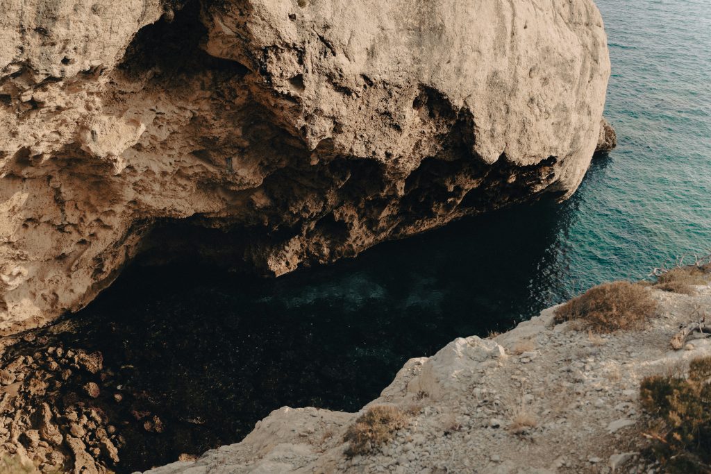 Marseille hiking Calanques: a cliff and the sea