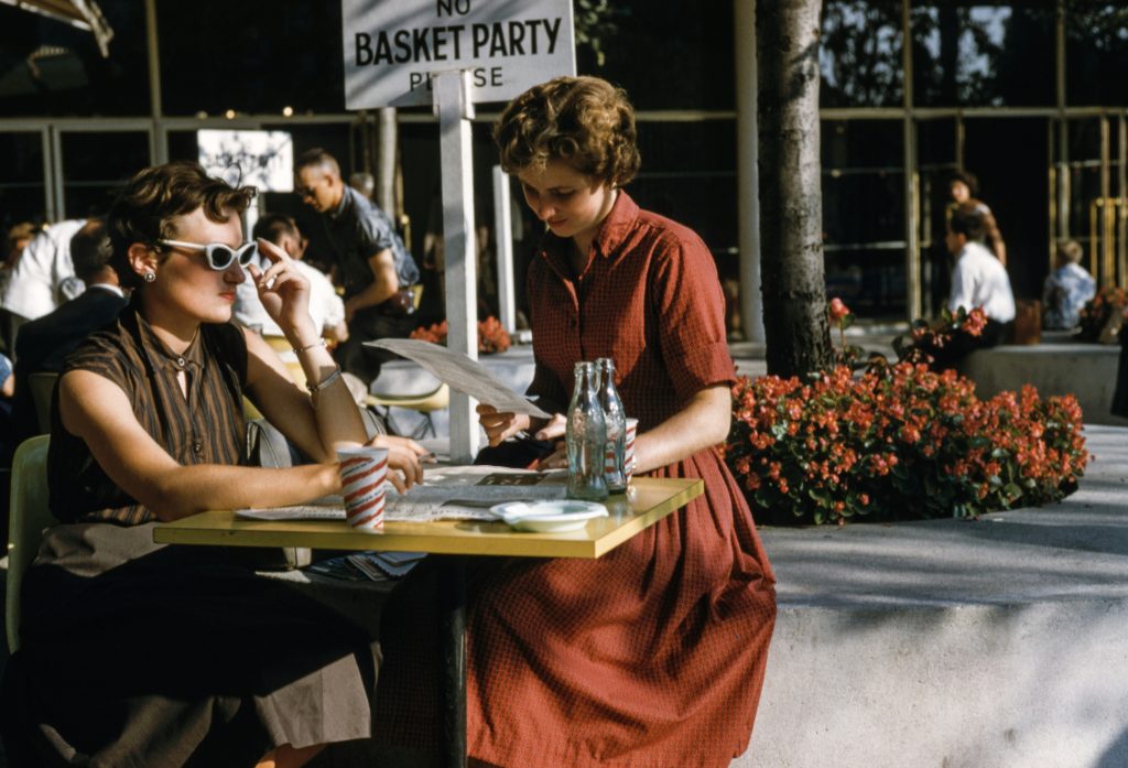 Vintage shops Munich: two people dressed in retro clothing seated at a coffee table