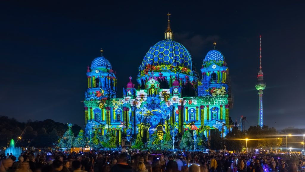 Lichterfest Berlin: die Oberbaumbrücke mit projizierten Laserlichtern