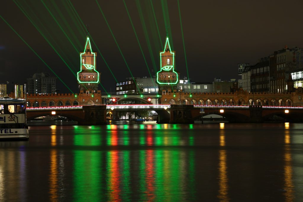 Lichterfest Berlin: die Oberbaumbrücke mit Laserlichtern