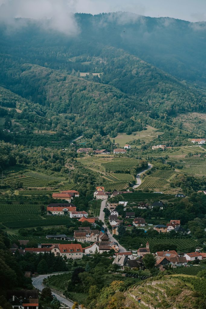 Wanderungen rund um Wien: Spitz, Wachau-Tal, Österreich. Kleines Dorf in den Bergen