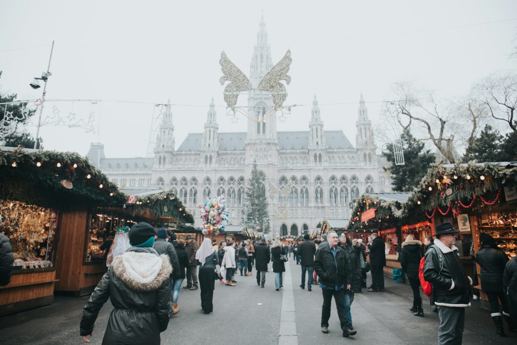 Christmas markets Vienna: Christmas markets and the Rathaus building in the background