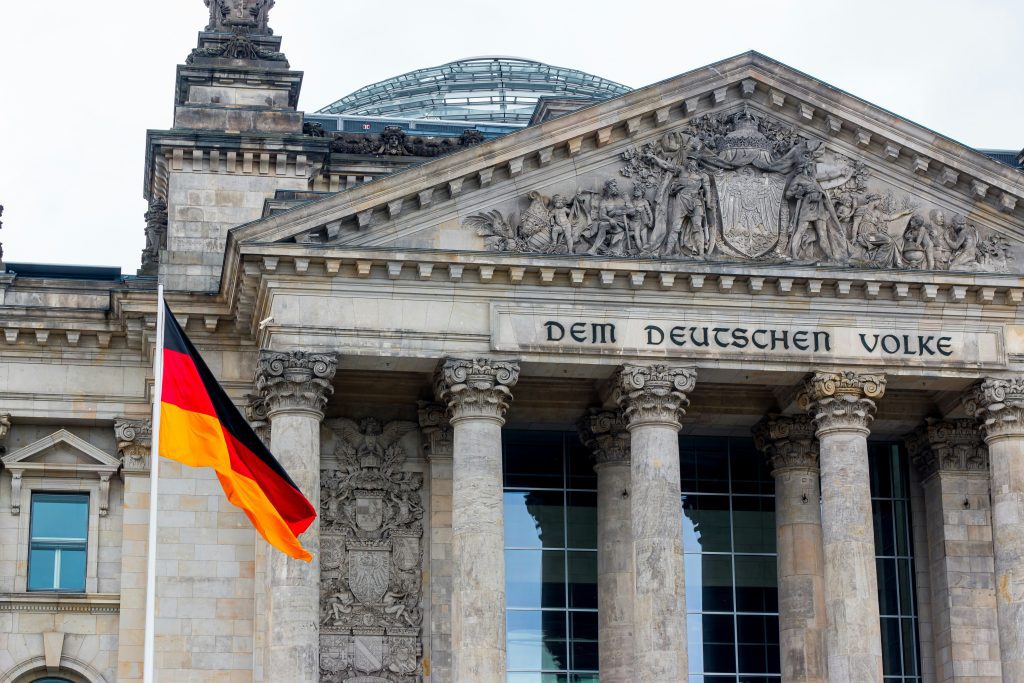 Feiertage Deutschland: das deutsche Parlament und die deutsche Flagge