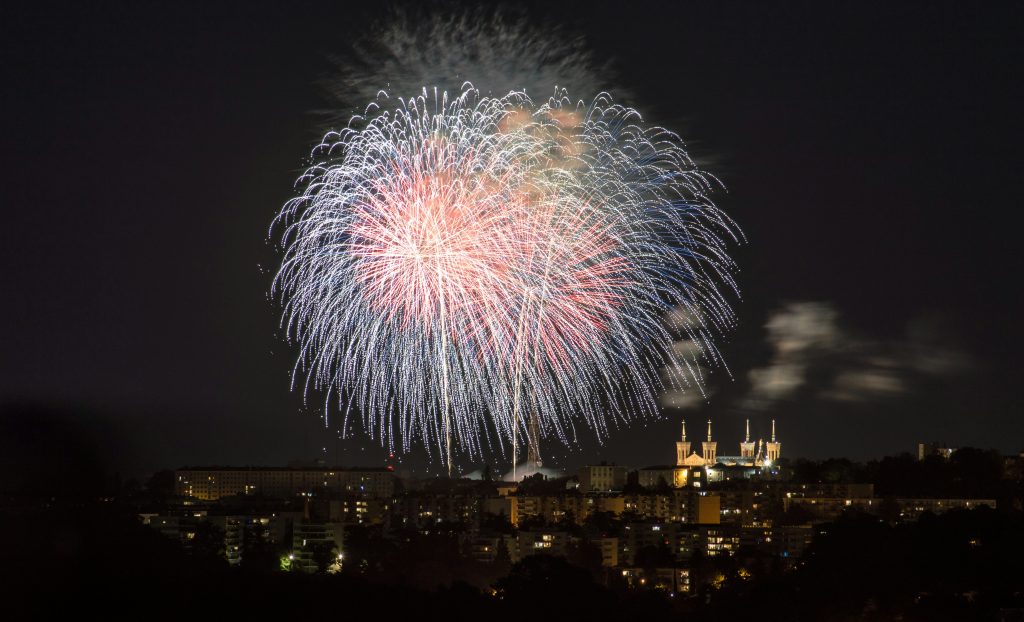 Jours fériés 2025 France: des feux d’artifice illuminant la skyline de Lyon pendant le réveillon du Nouvel An.