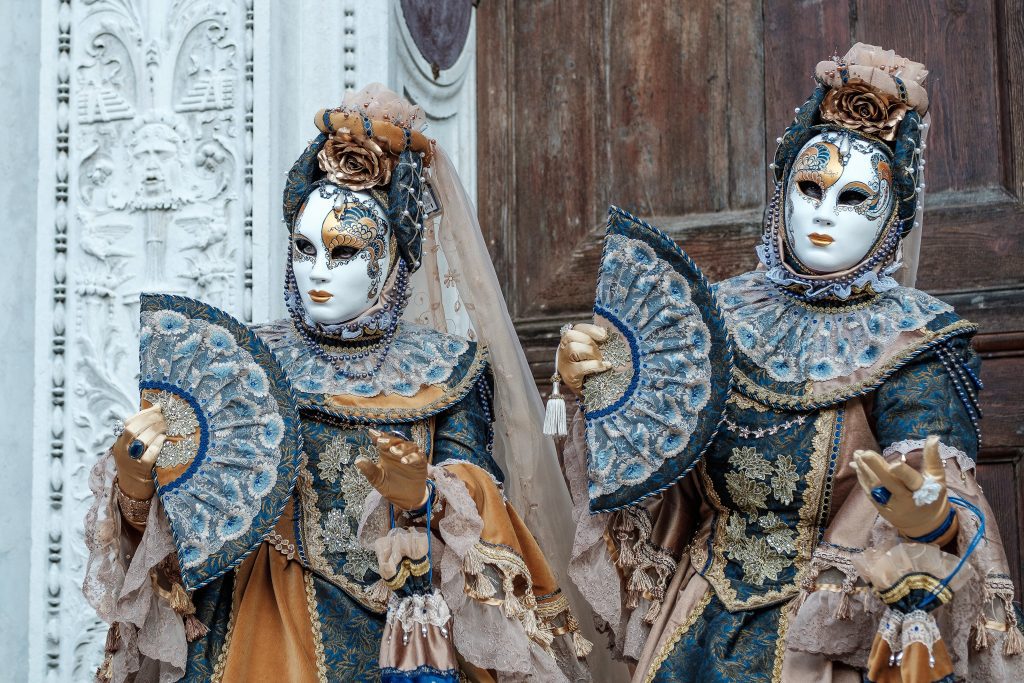 Italien Feiertage: zwei Personen in typischen venezianischen Kostümen während des Karnevals in Venedig.