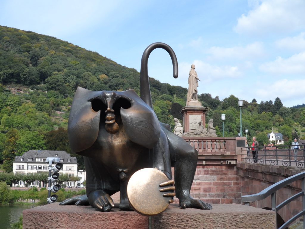 Heidelberg Instagram spots: die Affenstatue auf der Karl-Theodor-Brücke