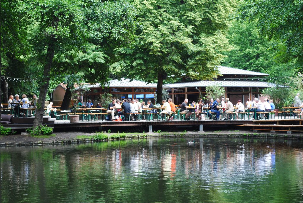 Restaurants für Gruppen Berlin: eine Gruppe von Leuten, die auf dem See oder am Fluss essen river