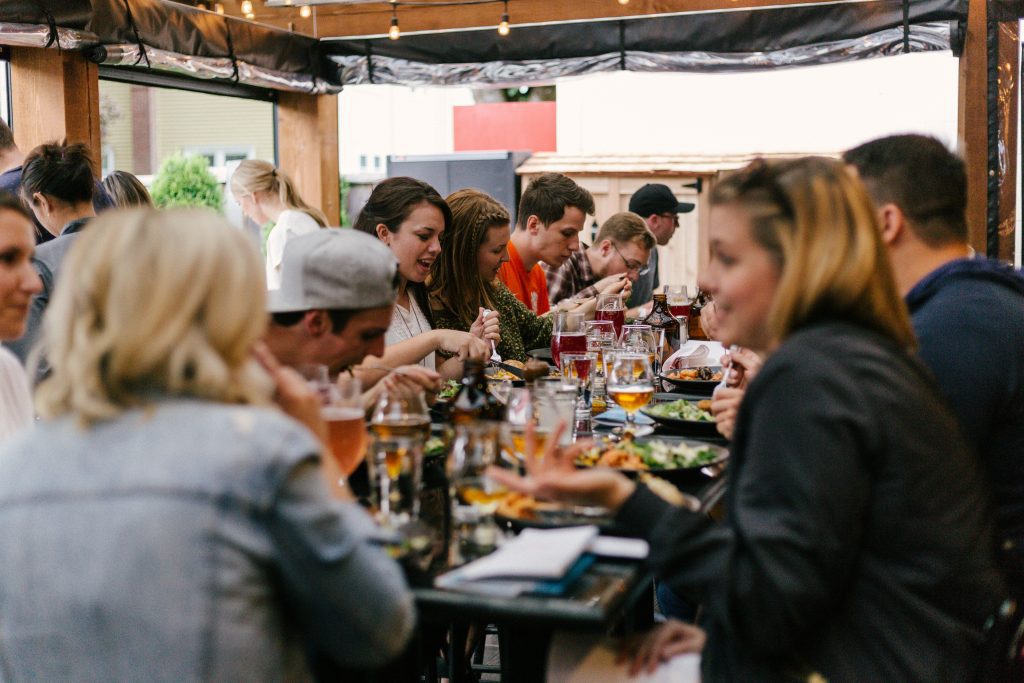 Restaurants für Gruppen Berlin: eine Gruppe von Leuten, die gemeinsam essen