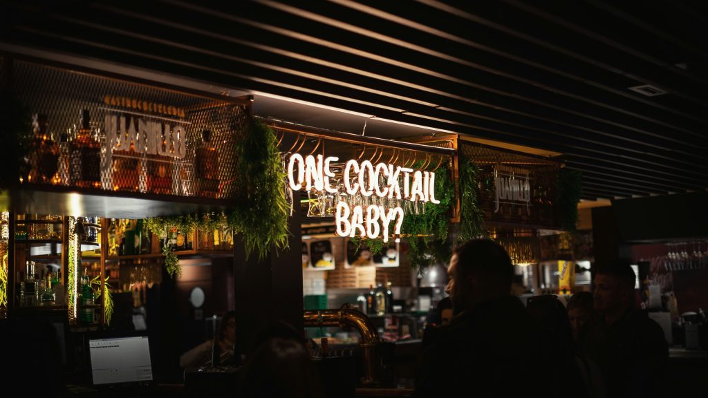 Best cocktail bars in Vienna: people ordering cocktails at the bar