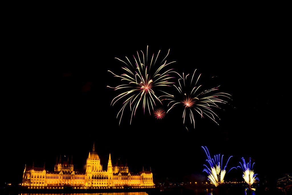 Feiertage in Ungarn: Feuerwerk über dem ungarischen Parlament in Budapest an einem festlichen Abend