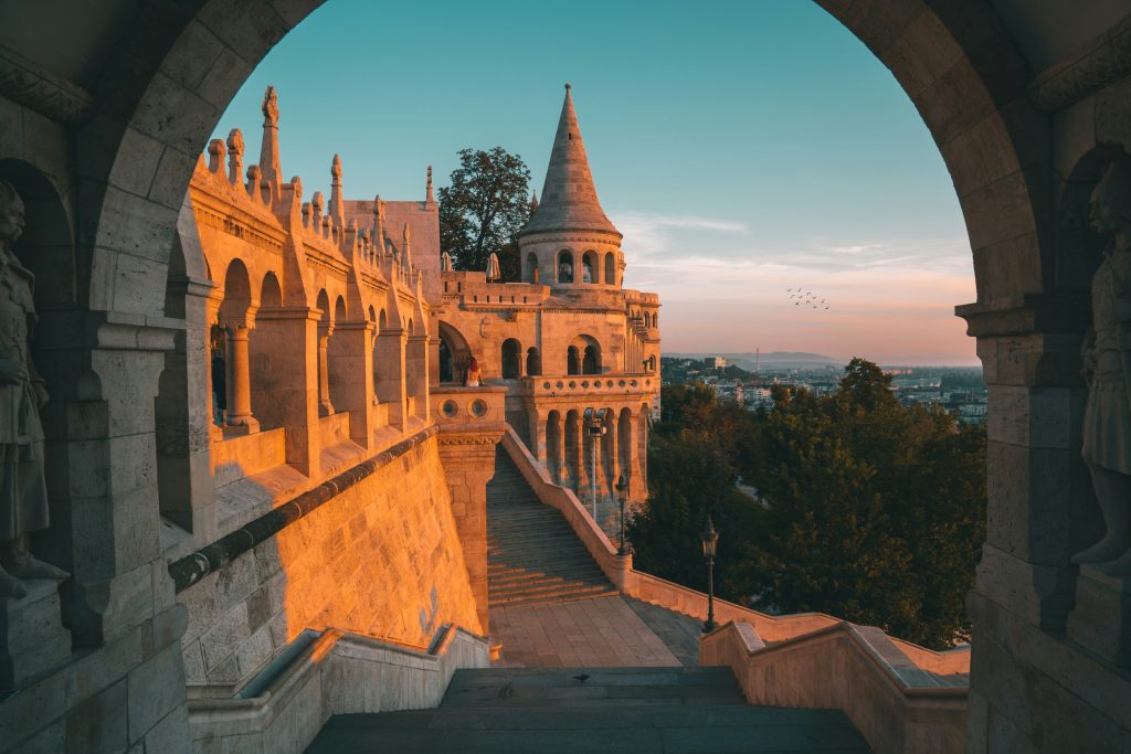 Feiertage in Ungarn: die Fischerbastei in Budapest beim Sonnenaufgang – mit spektakulärem Blick über die Stadt