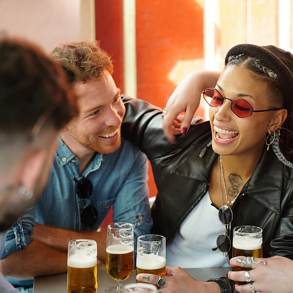 Group of friends drinking beer at a MEININGER hotel